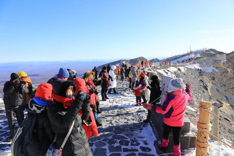 超過零下三十度的嚴寒挑戰，雪季的長白山天池 @去旅行新聞網