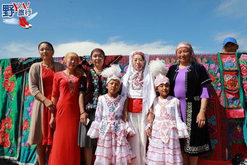 新疆昭蘇 阿克奇民俗村氈房裡吃手抓羊喝馬奶酒 游牧民族的歡樂體驗 @去旅行新聞網