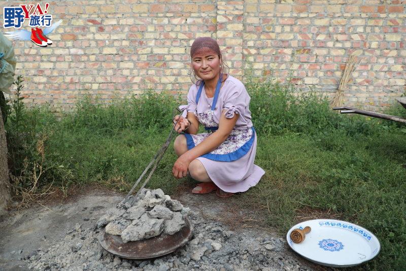 新疆昭蘇 阿克奇民俗村氈房裡吃手抓羊喝馬奶酒 游牧民族的歡樂體驗 @去旅行新聞網