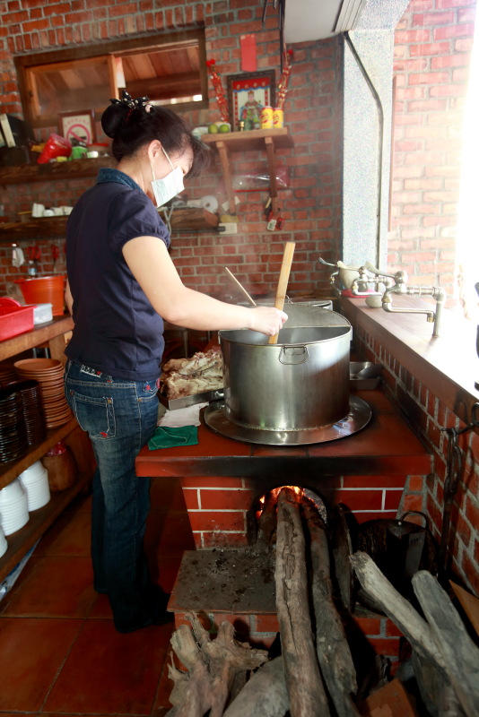 堅持大灶柴燒熬湯頭 大路關老麵店古早味飄香 @去旅行新聞網