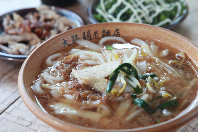 堅持大灶柴燒熬湯頭 大路關老麵店古早味飄香 @去旅行新聞網