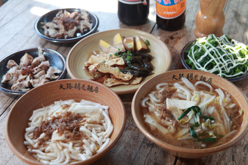 堅持大灶柴燒熬湯頭 大路關老麵店古早味飄香 @去旅行新聞網