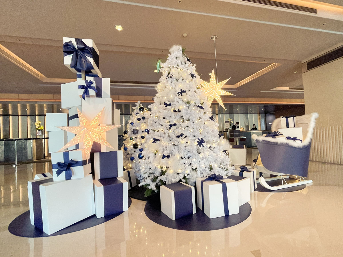 台北喜來登十二月藍色聖誕夜，雪橇、禮物盒、聖誕樹繽紛亮相  節慶佳餚、住房專案、香料紅酒禮盒及慈善捐款，暖心度佳節 @去旅行新聞網