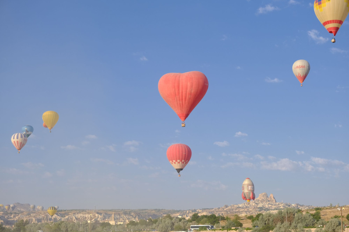 繽紛熱氣球點綴土耳其卡帕多奇亞天空 @去旅行新聞網