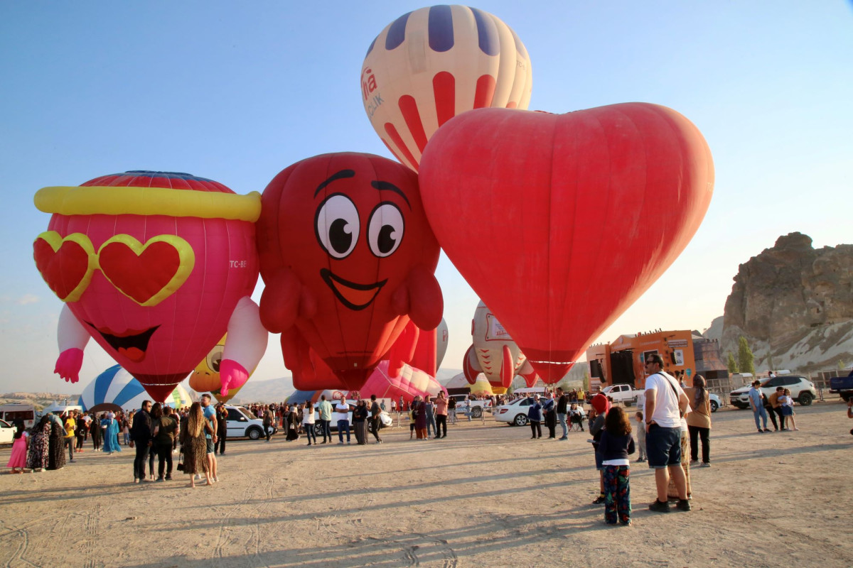 繽紛熱氣球點綴土耳其卡帕多奇亞天空 @去旅行新聞網