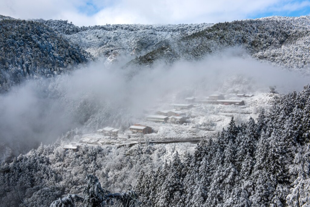 宜蘭太平山下雪了！太平山莊公告 2023冬季雪期預警性機動管制措施 @去旅行新聞網
