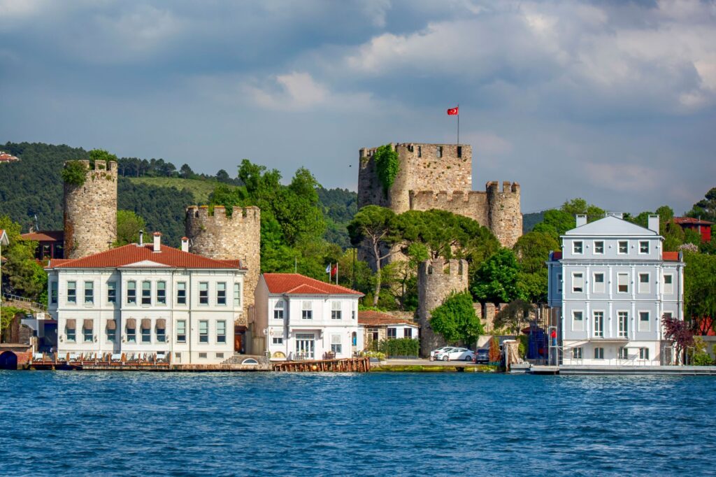 探索博斯普魯斯華麗的海峽宅邸：伊斯坦堡地標水道的建築奇蹟 @去旅行新聞網