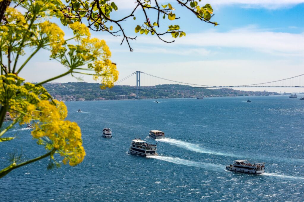 探索博斯普魯斯華麗的海峽宅邸：伊斯坦堡地標水道的建築奇蹟 @去旅行新聞網