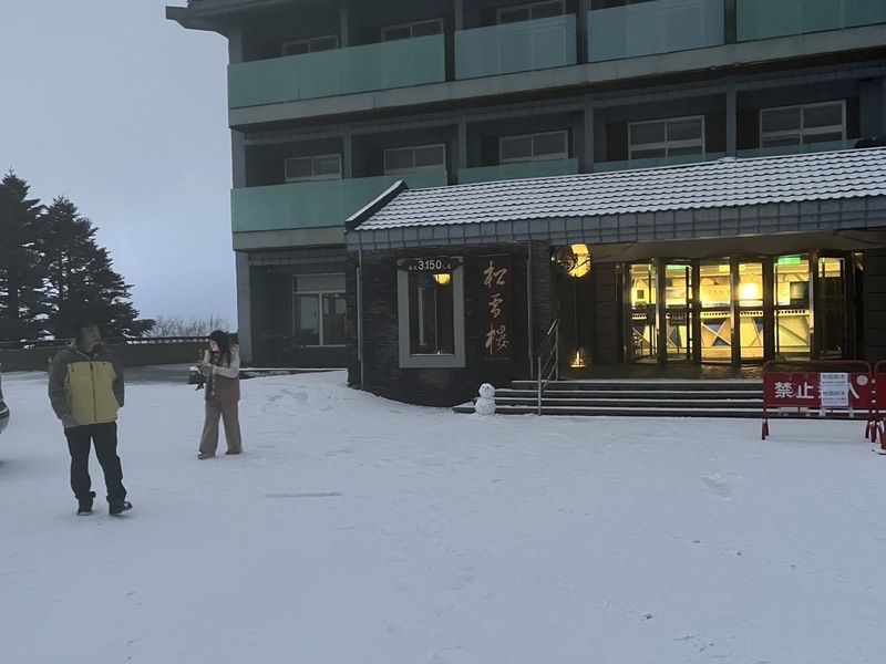 冷氣團南下今天午後開始降溫 合歡山降下瑞雪吸引民眾上山追雪 @去旅行新聞網