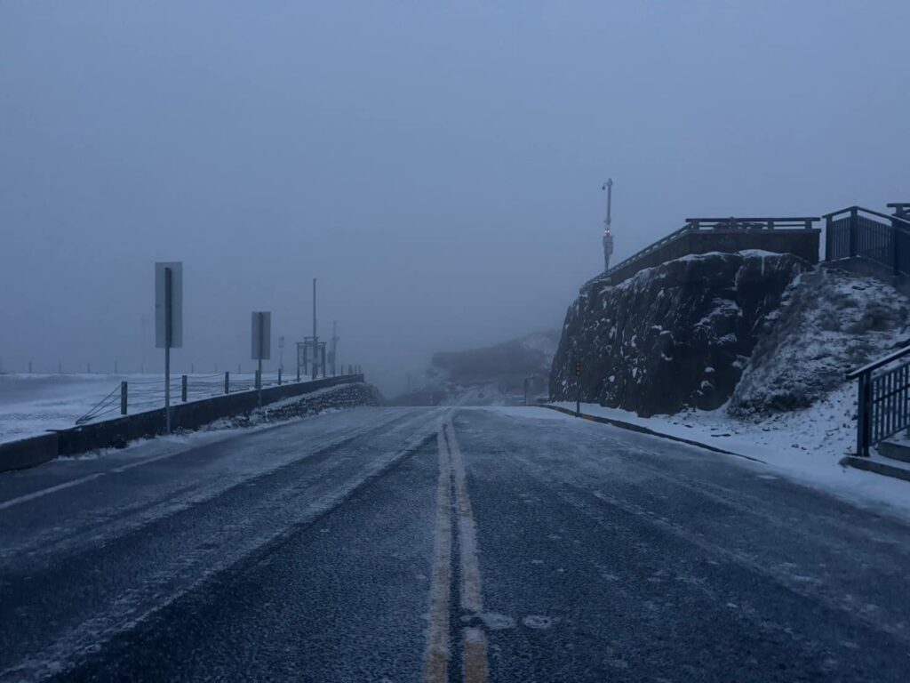 冷氣團南下今天午後開始降溫 合歡山降下瑞雪吸引民眾上山追雪 @去旅行新聞網