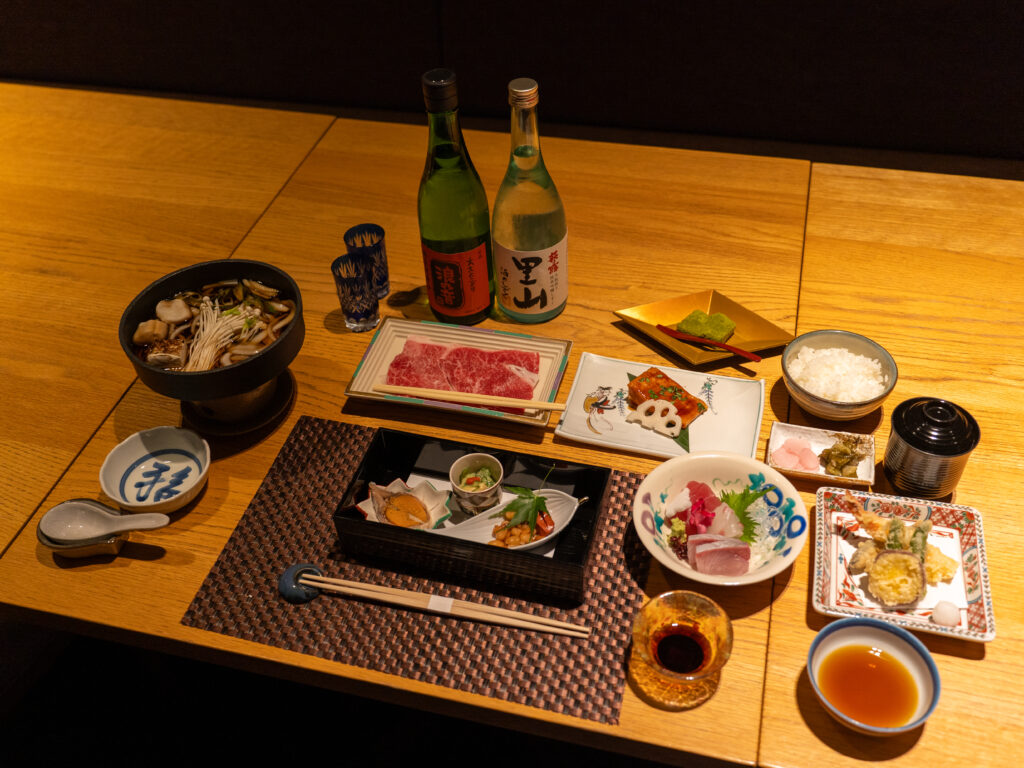 (圖19) 飯店融合日式與現代設計風格，並設有露天風呂、原創日本酒餐廳「OHMI」、在地名產商店等設施
