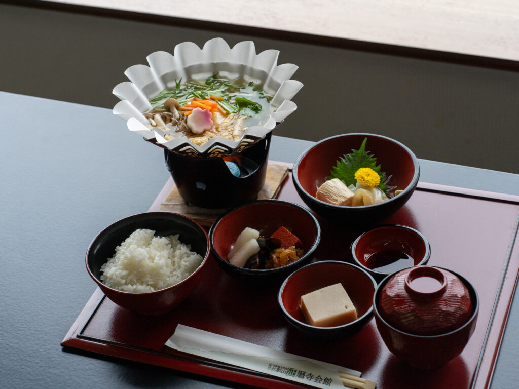 (圖4) 延曆寺會館亦供應傳統「精進料理」，採蔬菜、豆類、海藻等食材製成