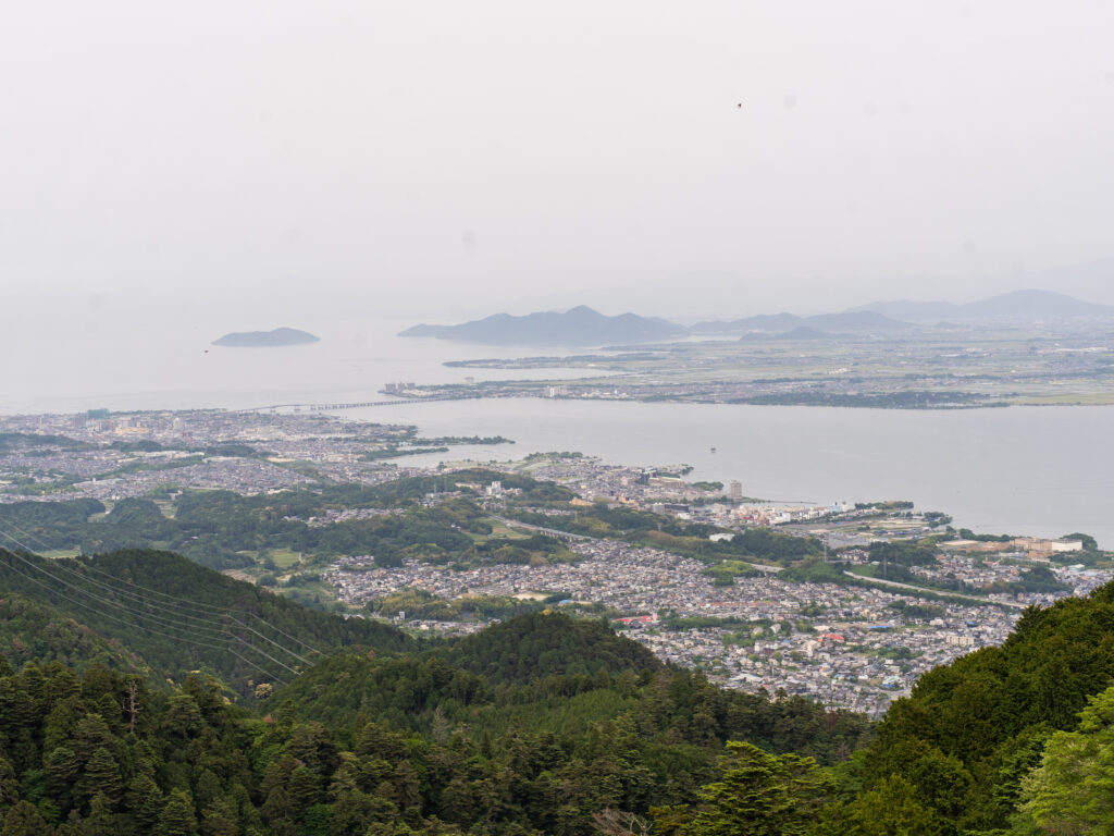 (圖6) 是日本最長纜車路線，單程約11分鐘，沿途盡覽層疊山景與自然林相，輕鬆通往比叡山山頂