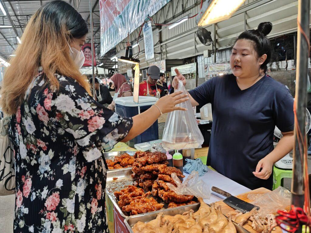 曼谷拉洽達的上班族美食天堂：拉洽達傳統市場 @去旅行新聞網