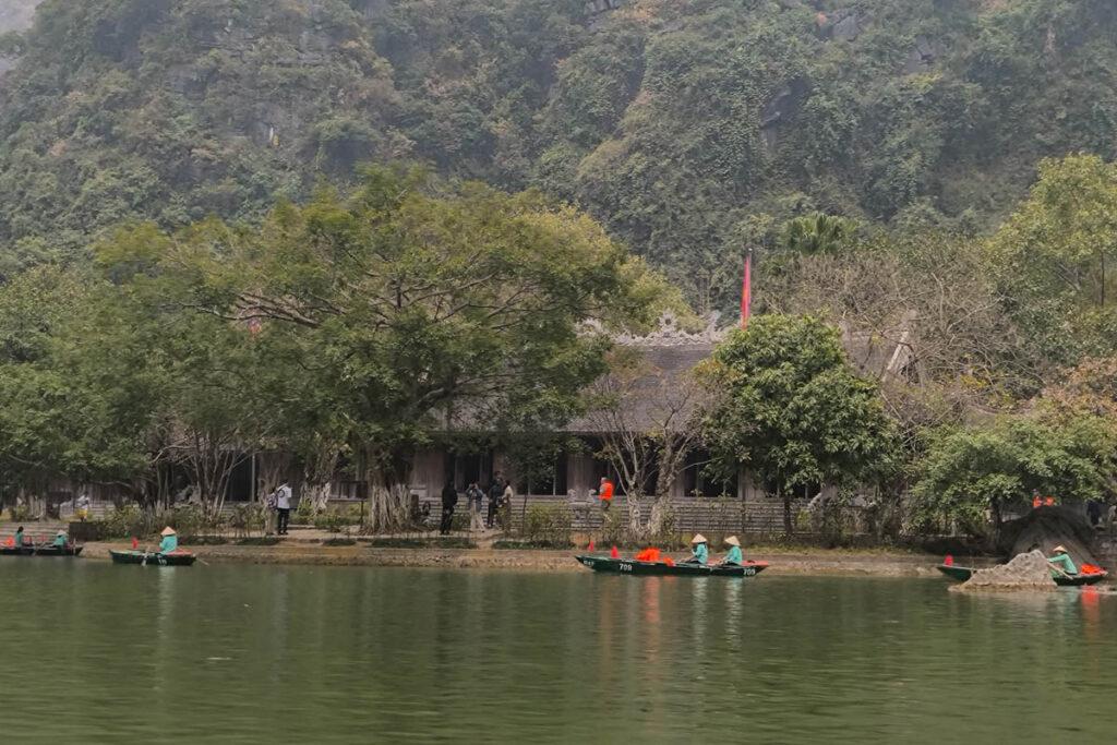 船行碧波上人在畫中遊 探訪陸龍灣世界遺產，穿越石灰岩洞與金剛秘境的奇幻漂流 @去旅行新聞網