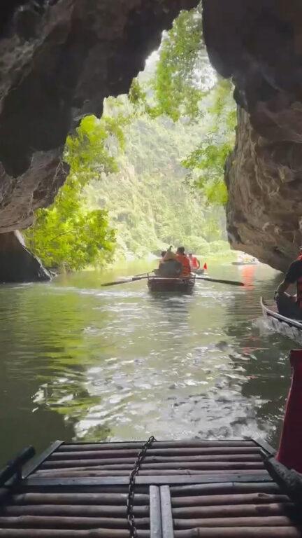 船行碧波上人在畫中遊 探訪陸龍灣世界遺產,穿越石灰岩洞與金剛秘境的奇幻漂流 @去旅行新聞網 船行碧波上人在畫中遊 探訪陸龍灣世界遺產,穿越石灰岩洞與金剛秘境的奇幻漂流 @去旅行新聞網