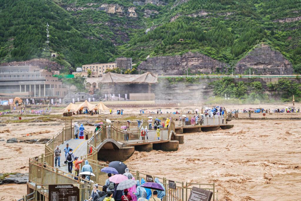 親歷黃河怒吼！山西壺口瀑布雨中實錄，這畫面太震撼！ @去旅行新聞網