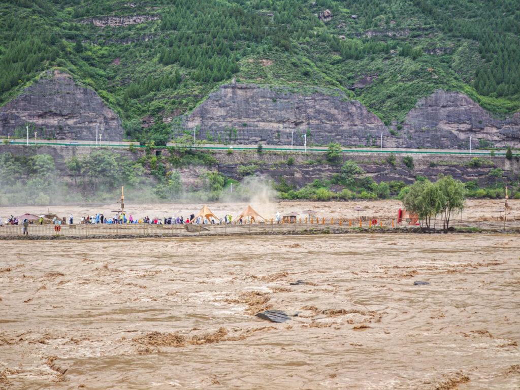 親歷黃河怒吼！山西壺口瀑布雨中實錄，這畫面太震撼！ @去旅行新聞網
