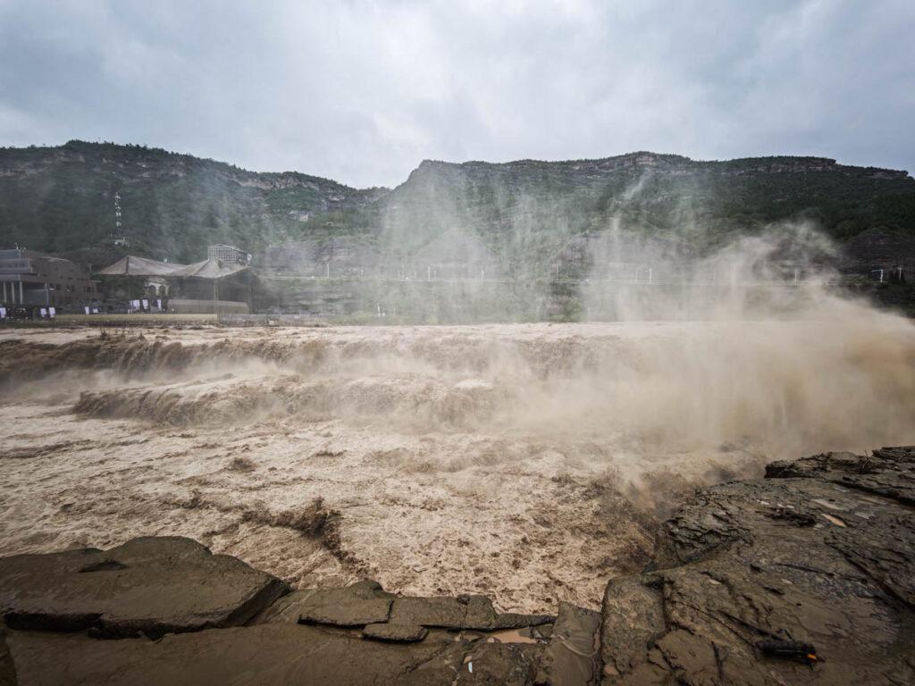 親歷黃河怒吼！山西壺口瀑布雨中實錄，這畫面太震撼！ @去旅行新聞網