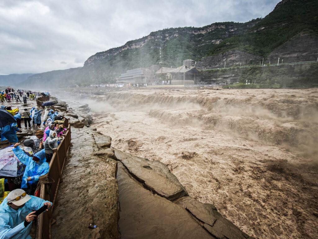 親歷黃河怒吼！山西壺口瀑布雨中實錄，這畫面太震撼！ @去旅行新聞網
