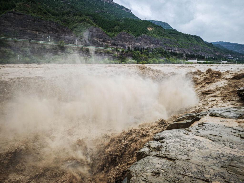 親歷黃河怒吼！山西壺口瀑布雨中實錄，這畫面太震撼！ @去旅行新聞網