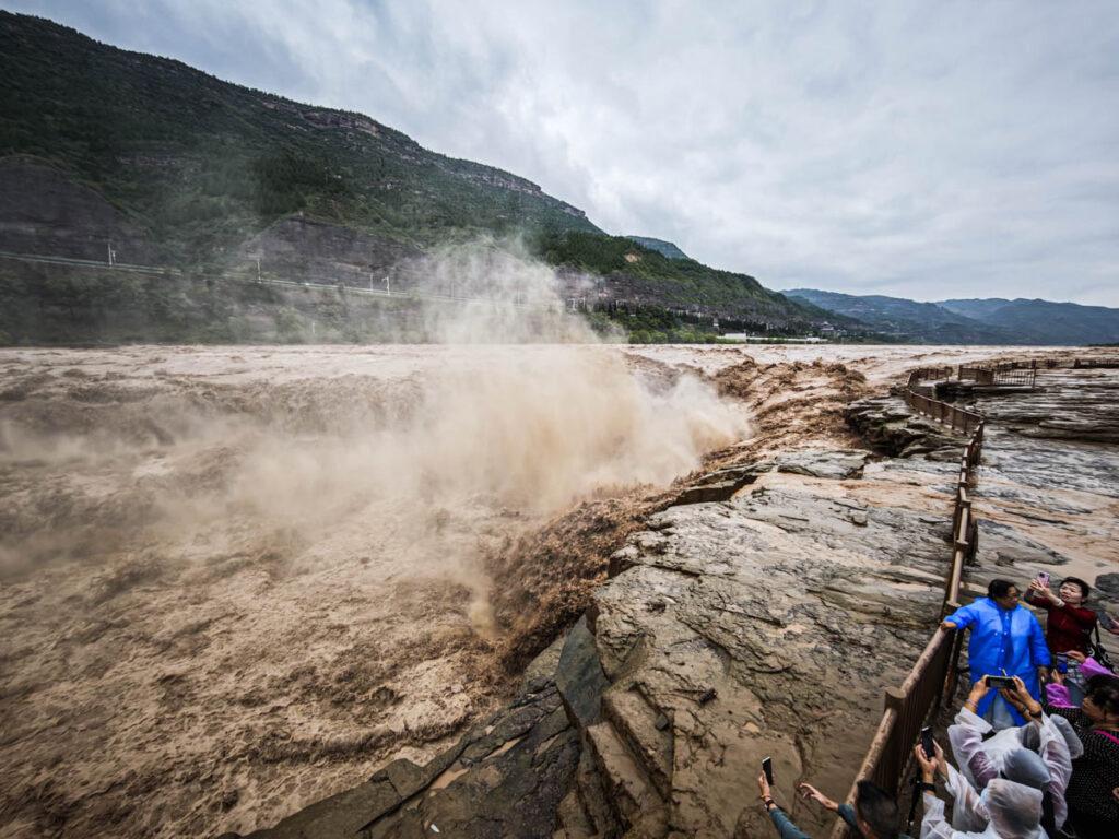 親歷黃河怒吼！山西壺口瀑布雨中實錄，這畫面太震撼！ @去旅行新聞網