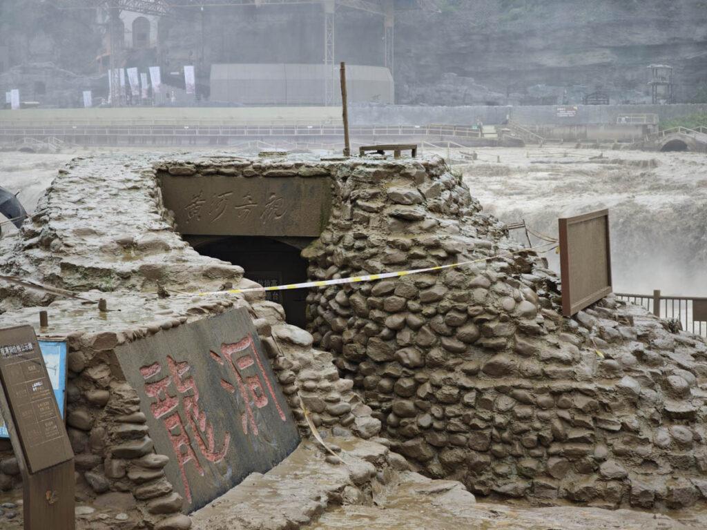 親歷黃河怒吼！山西壺口瀑布雨中實錄，這畫面太震撼！ @去旅行新聞網