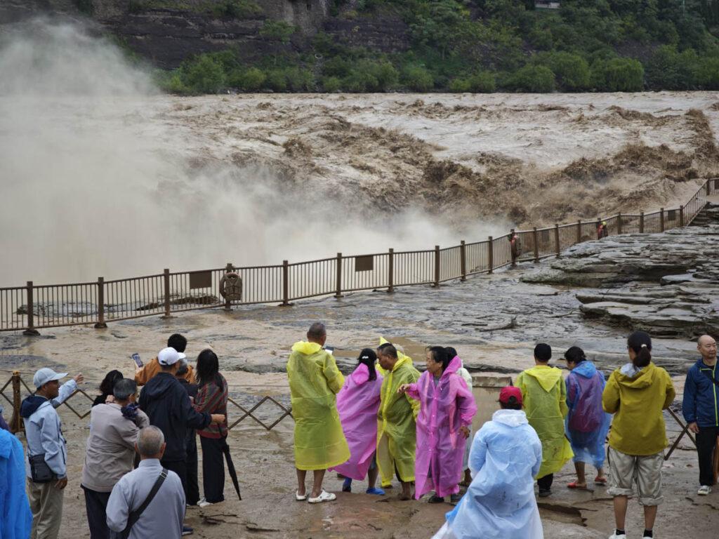 親歷黃河怒吼！山西壺口瀑布雨中實錄，這畫面太震撼！ @去旅行新聞網