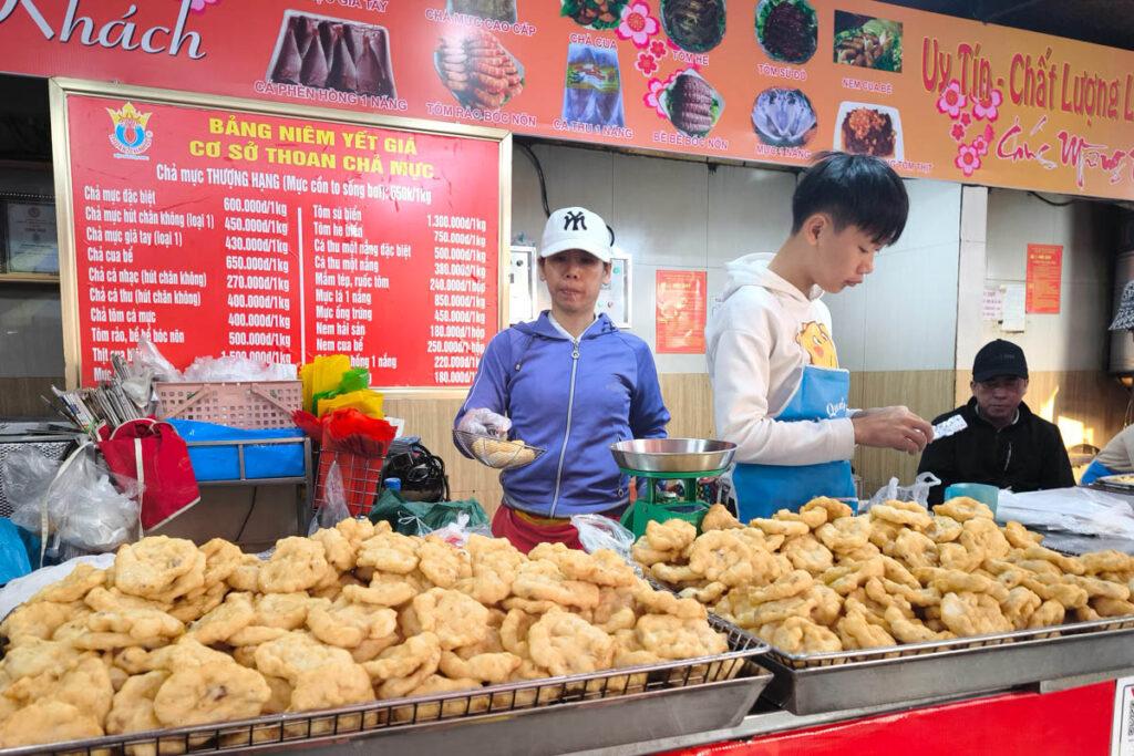 下龍灣必訪！鴻基農貿市場美食與唯美海景日出：炸花枝餅、海鮮批發、花卉市場一次逛 @去旅行新聞網