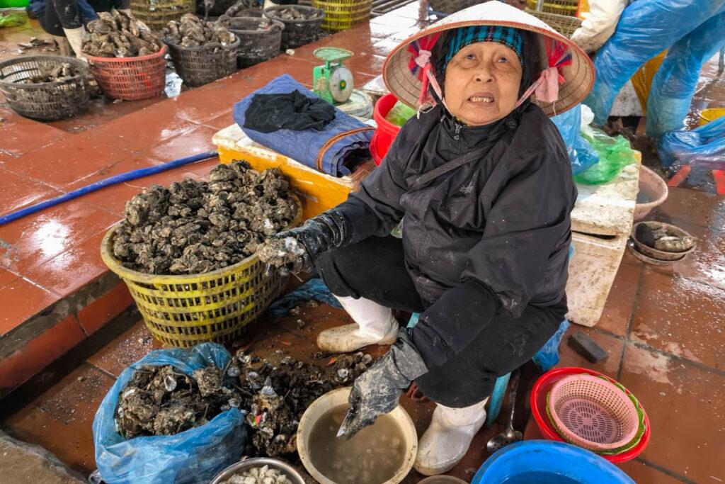 下龍灣必訪！鴻基農貿市場美食與唯美海景日出：炸花枝餅、海鮮批發、花卉市場一次逛 @去旅行新聞網