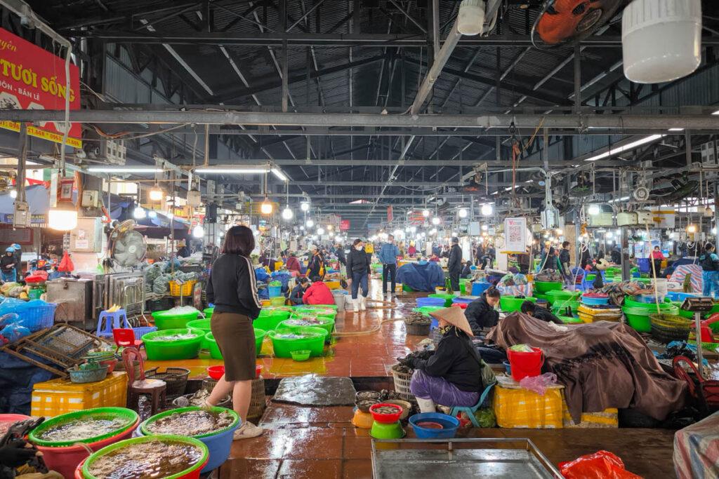 下龍灣必訪！鴻基農貿市場美食與唯美海景日出：炸花枝餅、海鮮批發、花卉市場一次逛 @去旅行新聞網