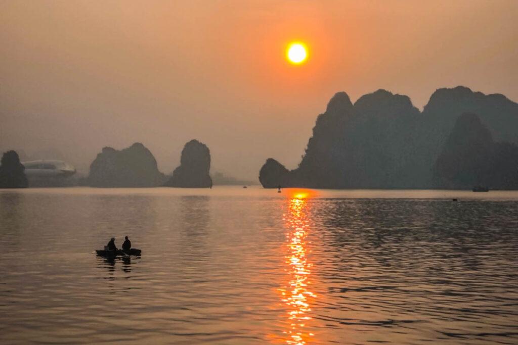 下龍灣必訪！鴻基農貿市場美食與唯美海景日出：炸花枝餅、海鮮批發、花卉市場一次逛 @去旅行新聞網