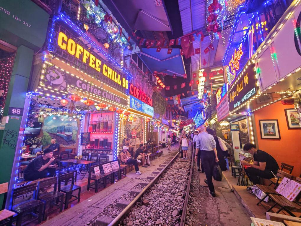 越南河內鐵道咖啡街 在火車呼嘯而過的咖啡時光 @去旅行新聞網