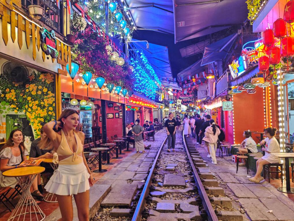 越南河內鐵道咖啡街 在火車呼嘯而過的咖啡時光 @去旅行新聞網