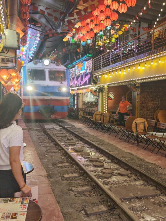 越南河內鐵道咖啡街 在火車呼嘯而過的咖啡時光 @去旅行新聞網