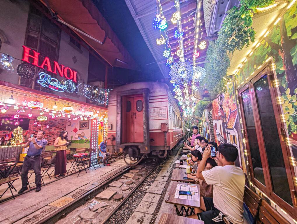 越南河內鐵道咖啡街 在火車呼嘯而過的咖啡時光 @去旅行新聞網