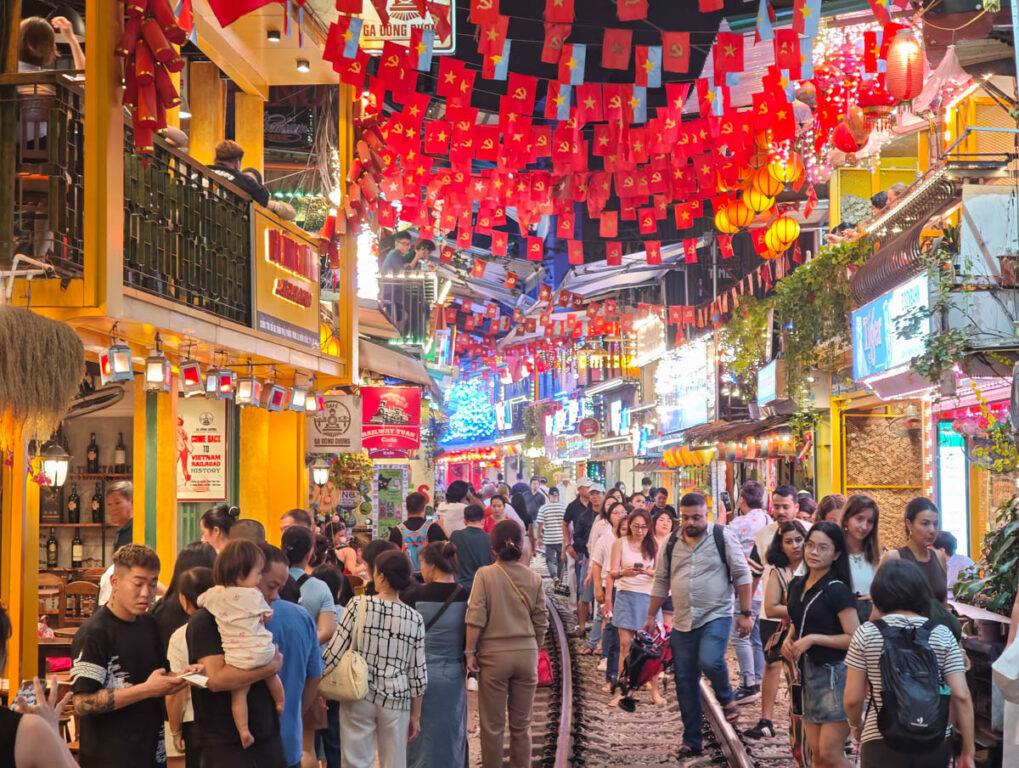 越南河內鐵道咖啡街 在火車呼嘯而過的咖啡時光 @去旅行新聞網
