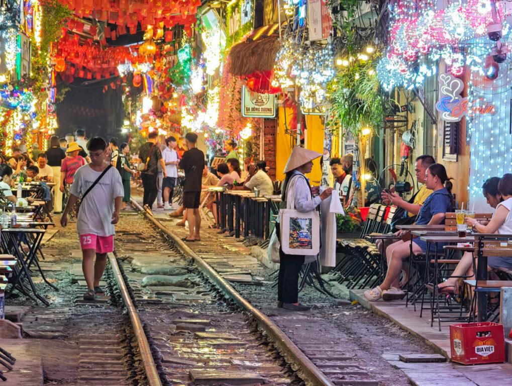 越南河內鐵道咖啡街 在火車呼嘯而過的咖啡時光 @去旅行新聞網