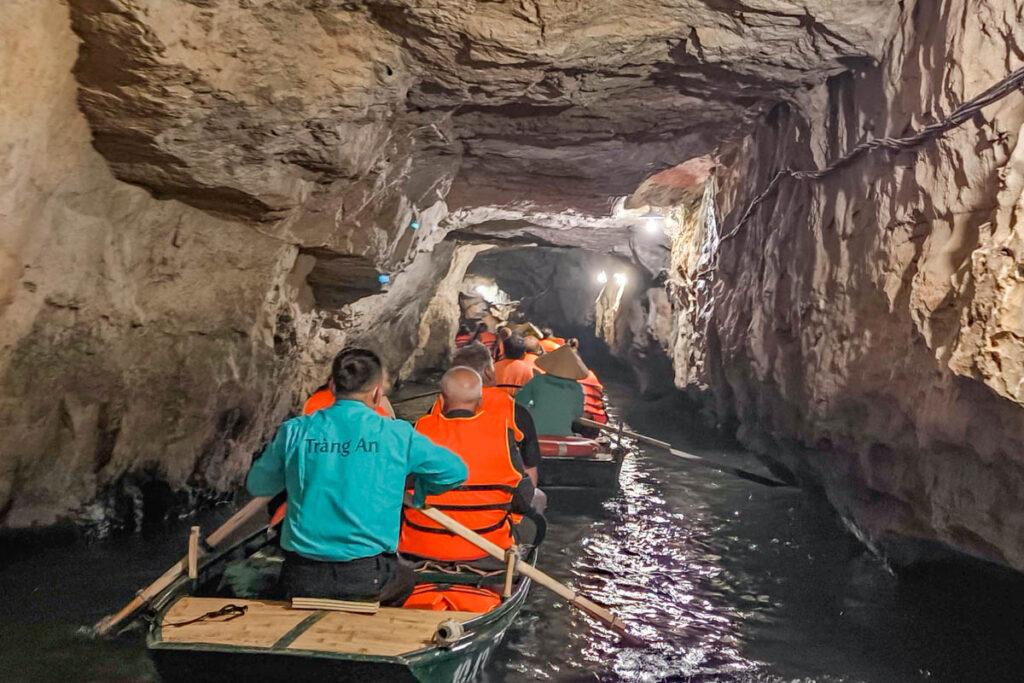 船行碧波上人在畫中遊 探訪陸龍灣世界遺產,穿越石灰岩洞與金剛秘境的奇幻漂流 @去旅行新聞網 船行碧波上人在畫中遊 探訪陸龍灣世界遺產,穿越石灰岩洞與金剛秘境的奇幻漂流 @去旅行新聞網