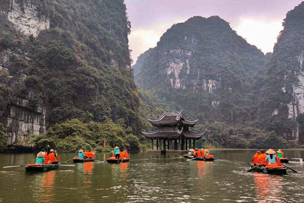 船行碧波上人在畫中遊 探訪陸龍灣世界遺產，穿越石灰岩洞與金剛秘境的奇幻漂流 @去旅行新聞網