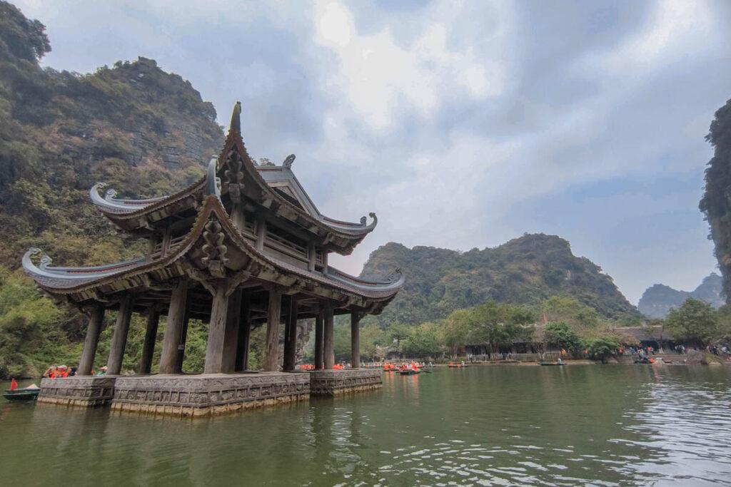 船行碧波上人在畫中遊 探訪陸龍灣世界遺產，穿越石灰岩洞與金剛秘境的奇幻漂流 @去旅行新聞網