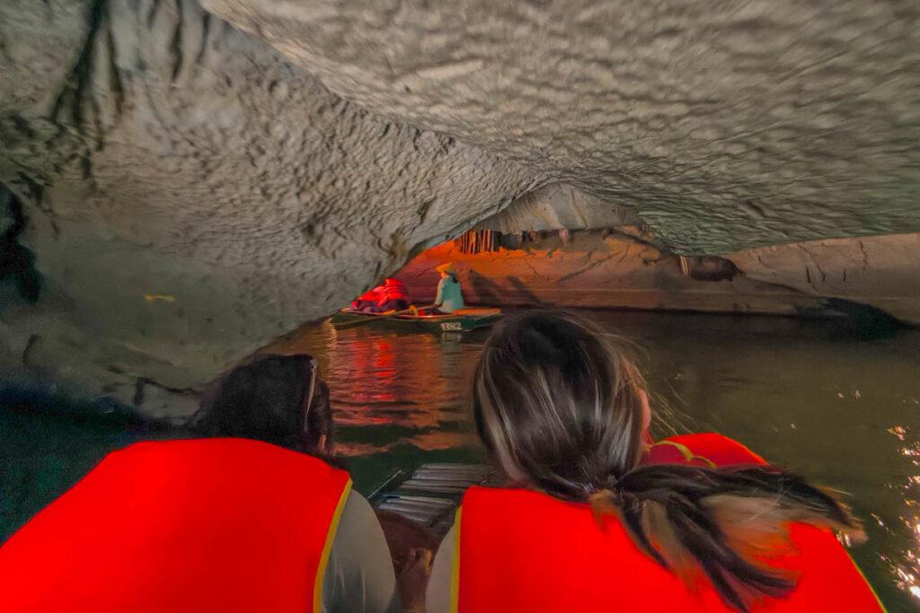 船行碧波上人在畫中遊 探訪陸龍灣世界遺產,穿越石灰岩洞與金剛秘境的奇幻漂流 @去旅行新聞網 船行碧波上人在畫中遊 探訪陸龍灣世界遺產,穿越石灰岩洞與金剛秘境的奇幻漂流 @去旅行新聞網