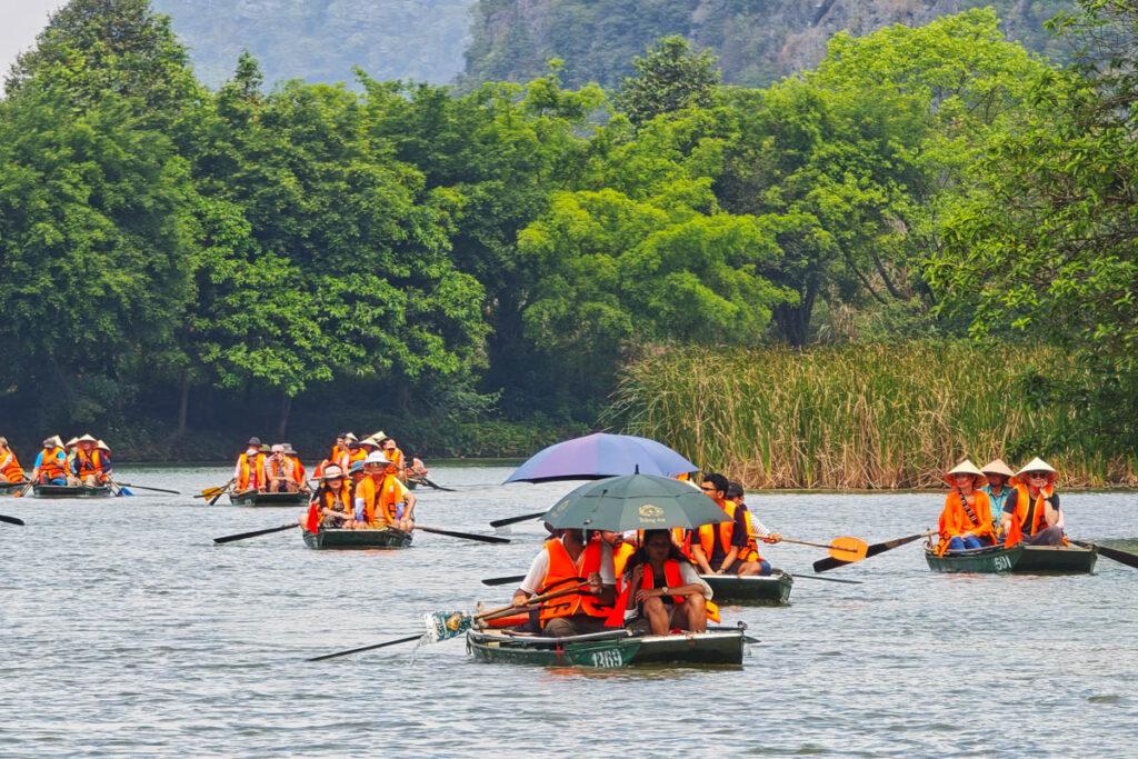 船行碧波上人在畫中遊 探訪陸龍灣世界遺產,穿越石灰岩洞與金剛秘境的奇幻漂流 @去旅行新聞網 船行碧波上人在畫中遊 探訪陸龍灣世界遺產,穿越石灰岩洞與金剛秘境的奇幻漂流 @去旅行新聞網