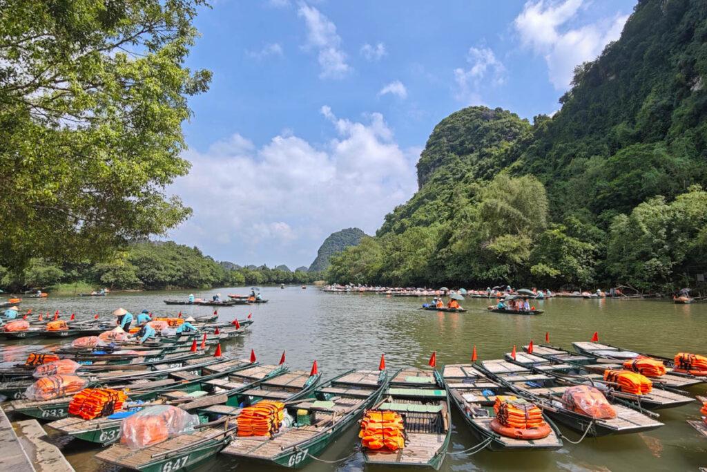 船行碧波上人在畫中遊 探訪陸龍灣世界遺產,穿越石灰岩洞與金剛秘境的奇幻漂流 @去旅行新聞網 船行碧波上人在畫中遊 探訪陸龍灣世界遺產,穿越石灰岩洞與金剛秘境的奇幻漂流 @去旅行新聞網
