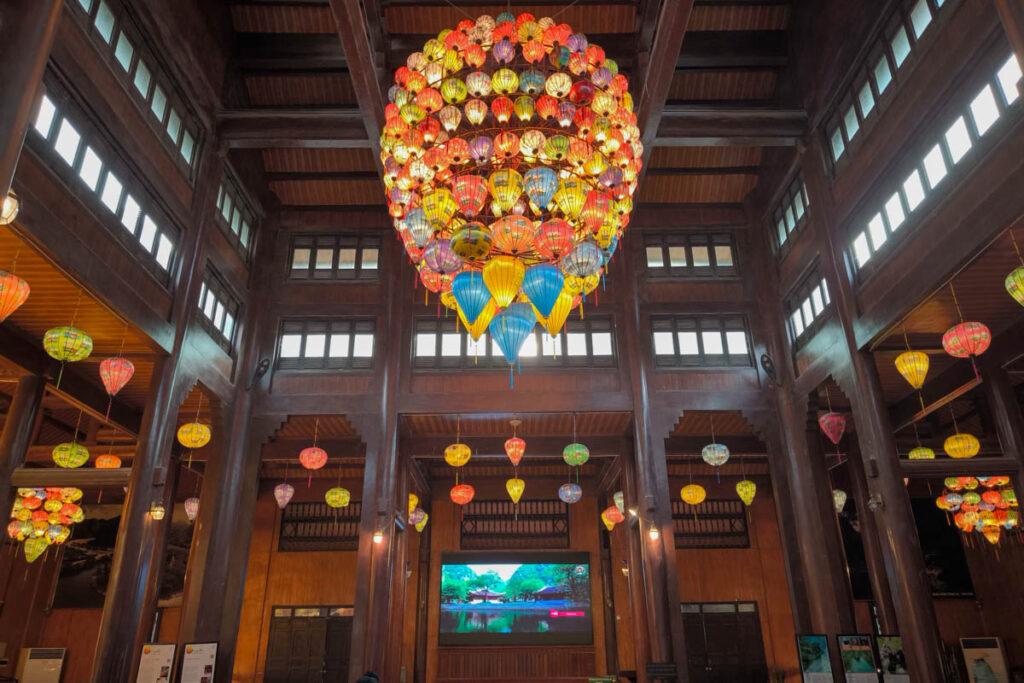 船行碧波上人在畫中遊 探訪陸龍灣世界遺產，穿越石灰岩洞與金剛秘境的奇幻漂流 @去旅行新聞網