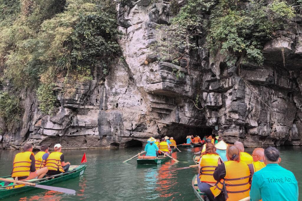 船行碧波上人在畫中遊 探訪陸龍灣世界遺產,穿越石灰岩洞與金剛秘境的奇幻漂流 @去旅行新聞網 船行碧波上人在畫中遊 探訪陸龍灣世界遺產,穿越石灰岩洞與金剛秘境的奇幻漂流 @去旅行新聞網