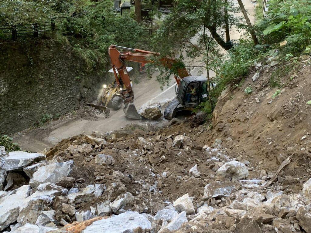 燕子口堰塞湖毗鄰中橫公路 動員機具進場評估壩體降挖 @去旅行新聞網