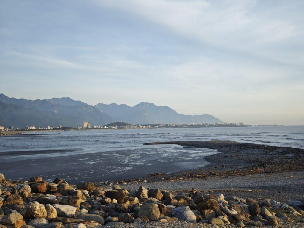 【花蓮日出秘境】花蓮溪海口的第一道光：山海交會、漂流木與候鳥的清晨詩篇 @去旅行新聞網