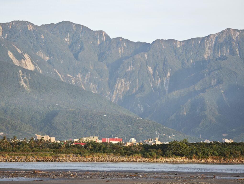 【花蓮日出秘境】花蓮溪海口的第一道光：山海交會、漂流木與候鳥的清晨詩篇 @去旅行新聞網