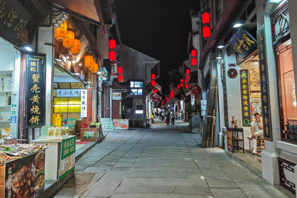 🏮安徽必去!屯溪老街夜遊X新安江畫廊:品味流動清明上河圖的千年徽州風情! @去旅行新聞網 🏮安徽必去!屯溪老街夜遊X新安江畫廊:品味流動清明上河圖的千年徽州風情! @去旅行新聞網